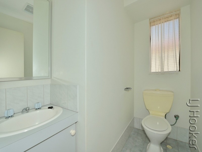 1/6 Dory Close, Halls Head WA 6210