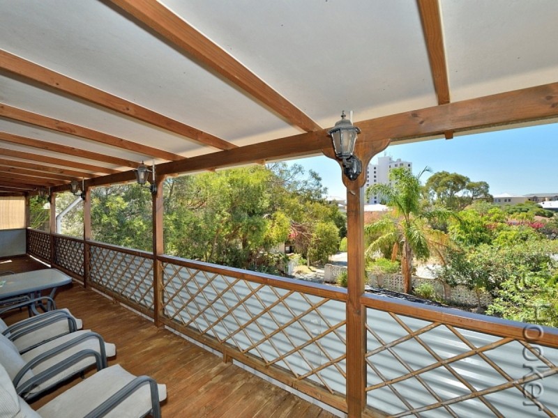 9 Valley Road, Halls Head WA 6210