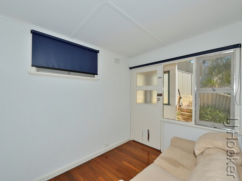 9 Valley Road, Halls Head WA 6210