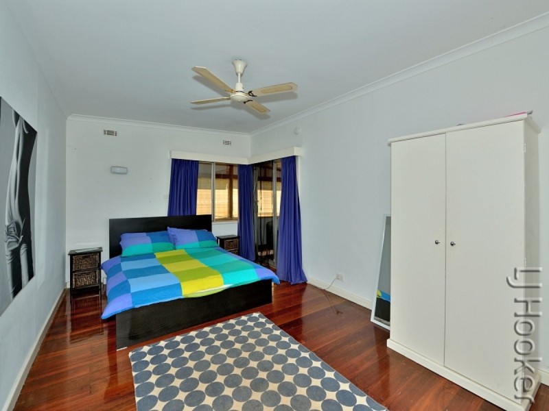 9 Valley Road, Halls Head WA 6210