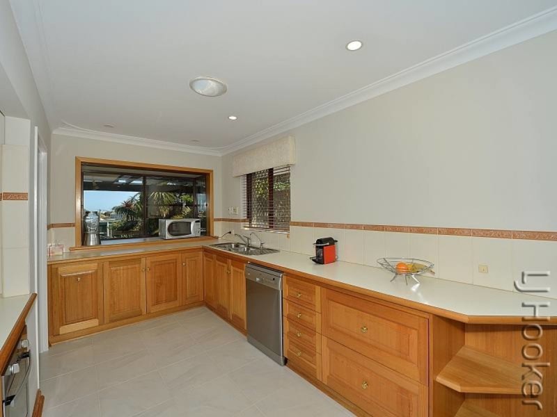 18 Lindley Road, Halls Head WA 6210