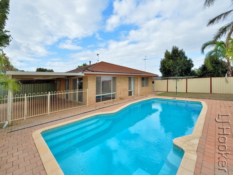 10 Floribunda Avenue, Halls Head WA 6210