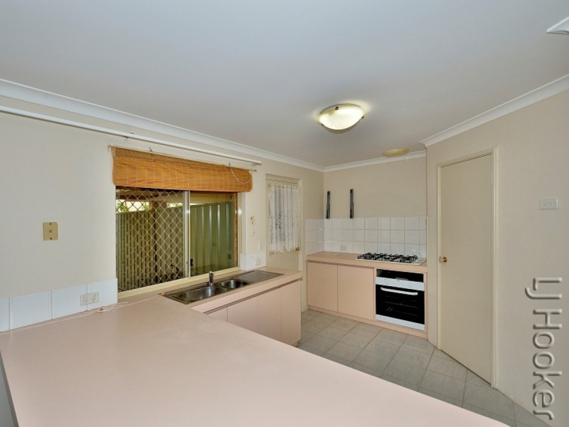 10 Floribunda Avenue, Halls Head WA 6210