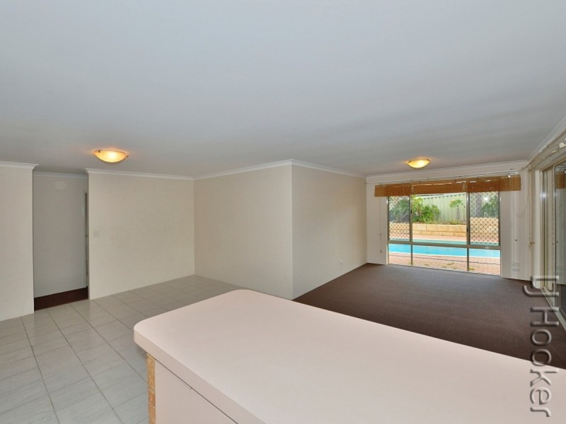 10 Floribunda Avenue, Halls Head WA 6210