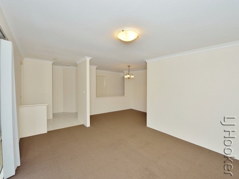 10 Floribunda Avenue, Halls Head WA 6210