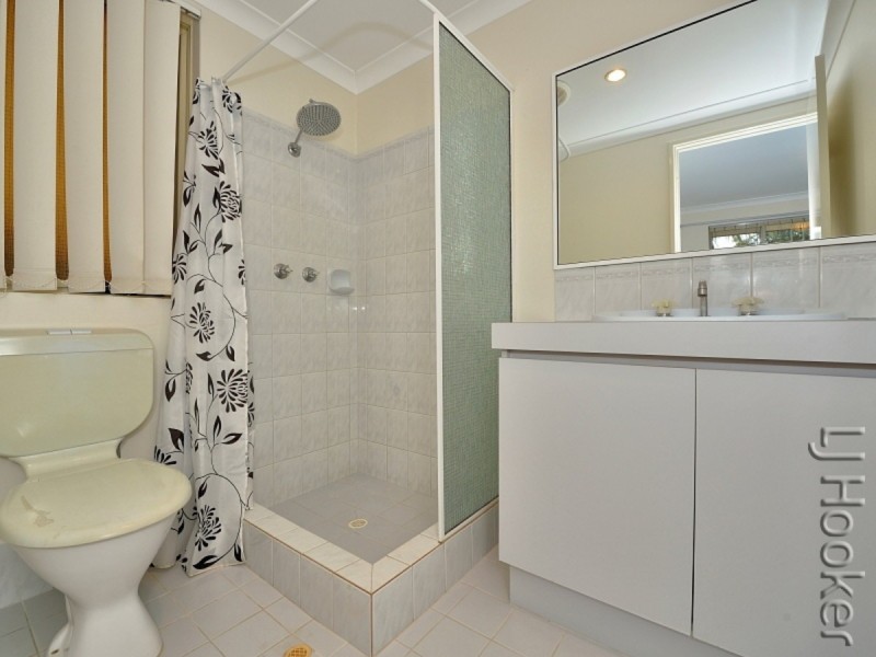 10 Floribunda Avenue, Halls Head WA 6210