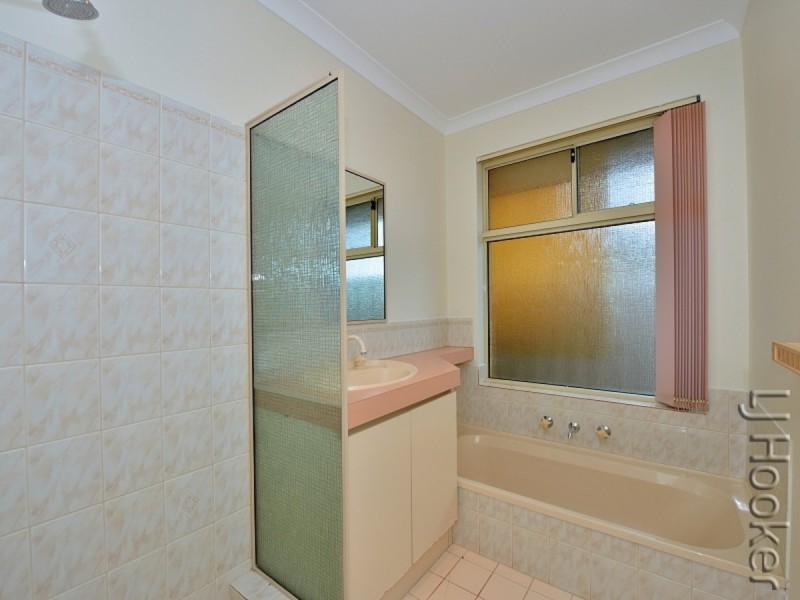 10 Floribunda Avenue, Halls Head WA 6210