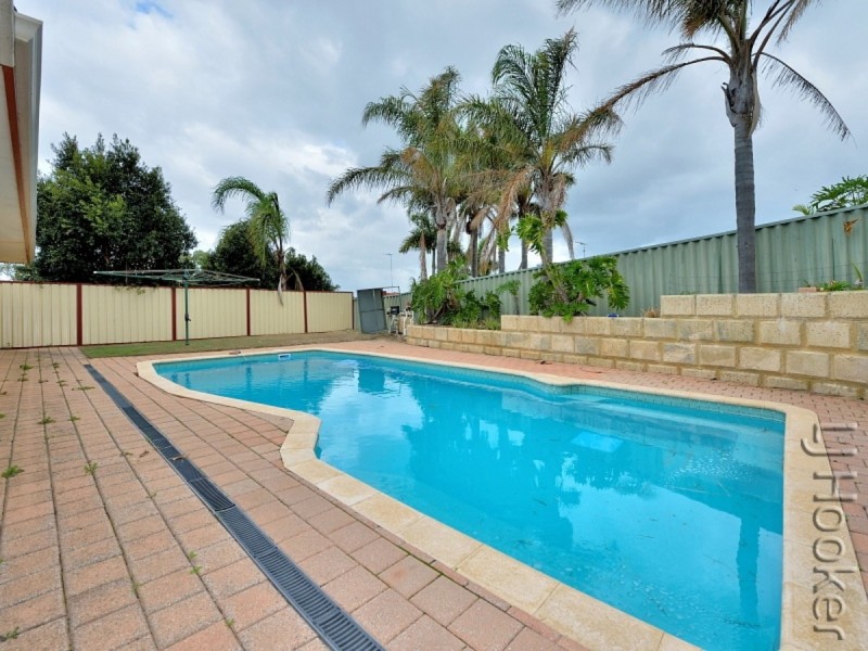 10 Floribunda Avenue, Halls Head WA 6210