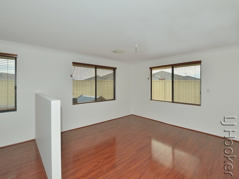 25 Highcliffe Circle, Lakelands WA 6180