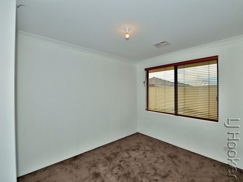 25 Highcliffe Circle, Lakelands WA 6180