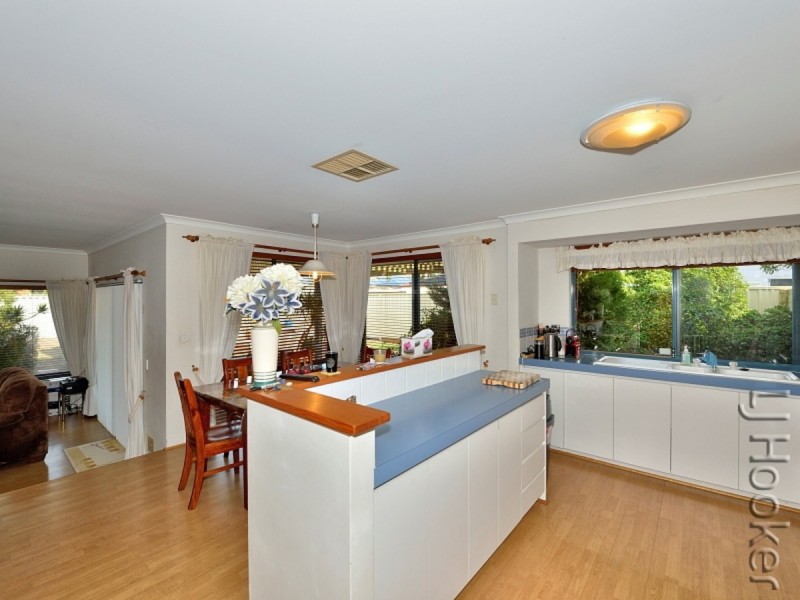 7 Suncrest Meander, Meadow Springs WA 6210
