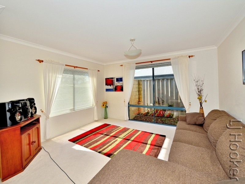 7 Suncrest Meander, Meadow Springs WA 6210
