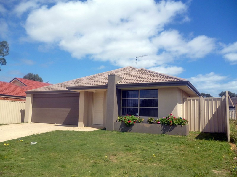 8 Pingle Drive, Greenfields WA 6210