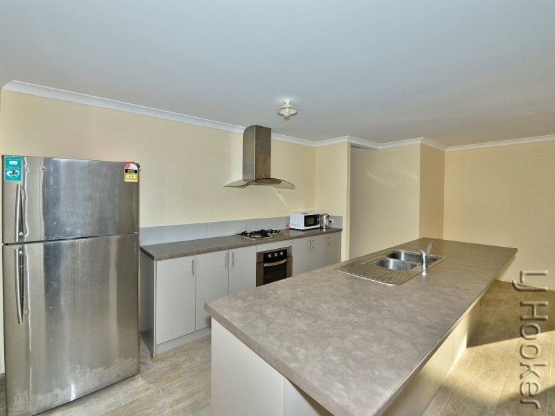 8 Pingle Drive, Greenfields WA 6210