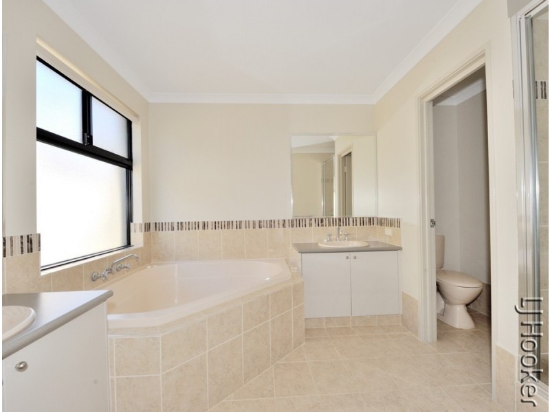 3 Lea Wynd, Lakelands WA 6180