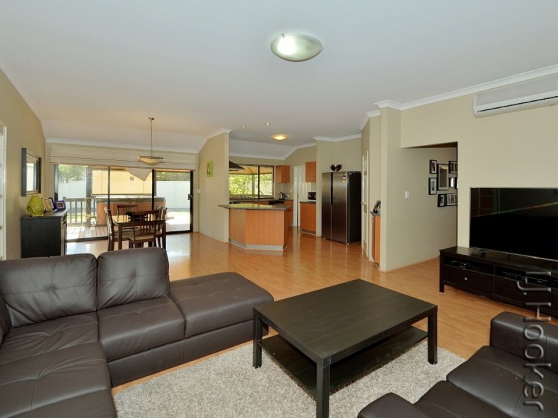 8 Spyglass Rise, Halls Head WA 6210