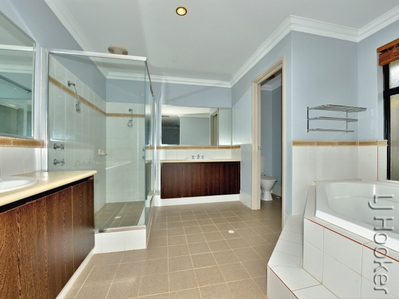 184 Peelwood Parade, Halls Head WA 6210