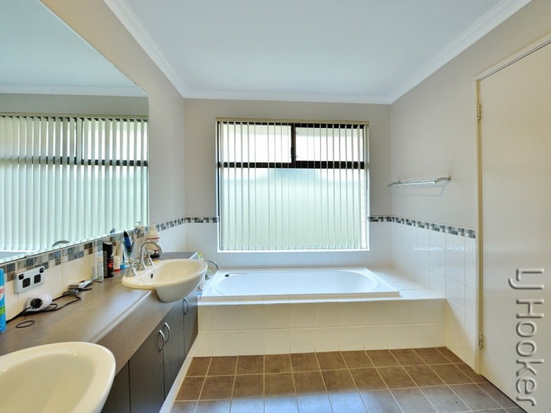 14 Tangier Parkway, Port Kennedy WA 6172