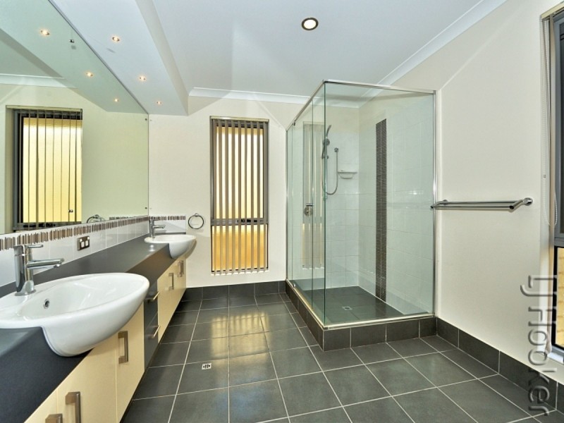 13 Lismore Ridge, Lakelands WA 6180