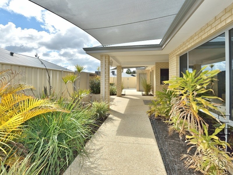 13 Lismore Ridge, Lakelands WA 6180