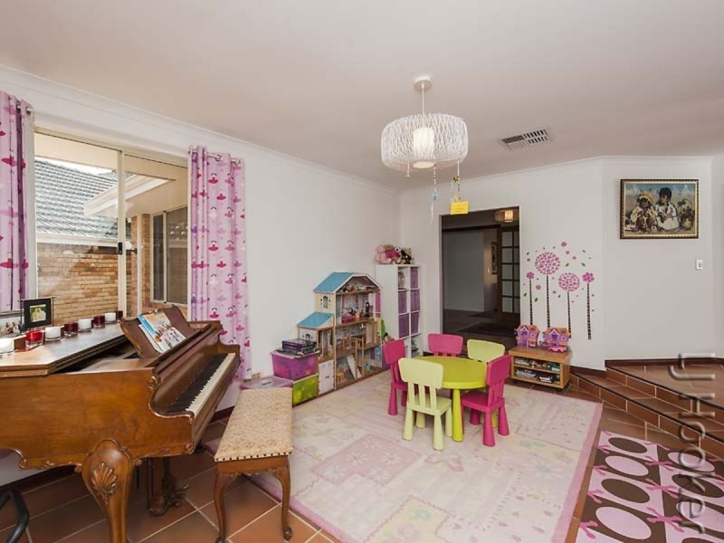 24 Cambria Island Retreat, Halls Head WA 6210