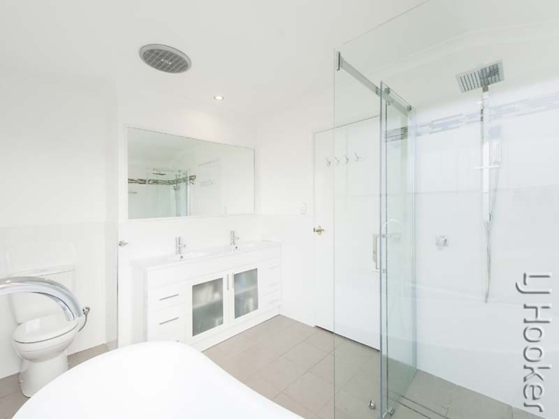 24 Cambria Island Retreat, Halls Head WA 6210