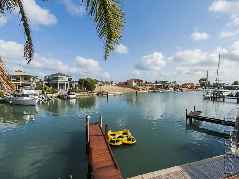 24 Cambria Island Retreat, Halls Head WA 6210