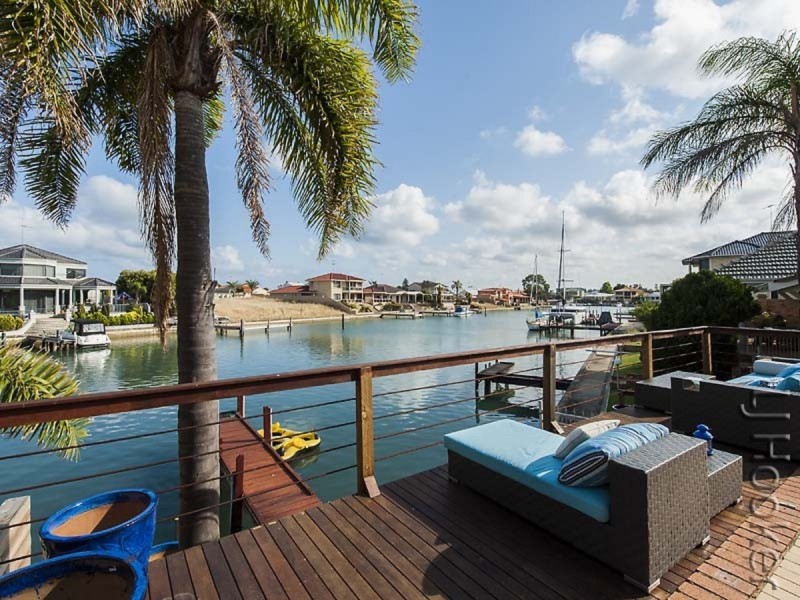 24 Cambria Island Retreat, Halls Head WA 6210