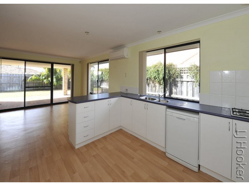 14 Whitegum Pass, Halls Head WA 6210