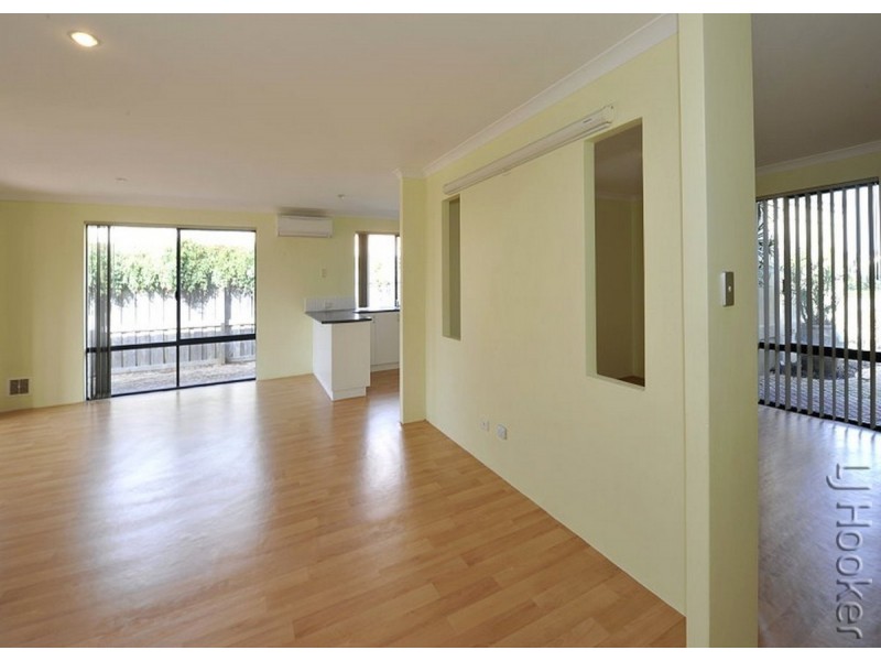 14 Whitegum Pass, Halls Head WA 6210