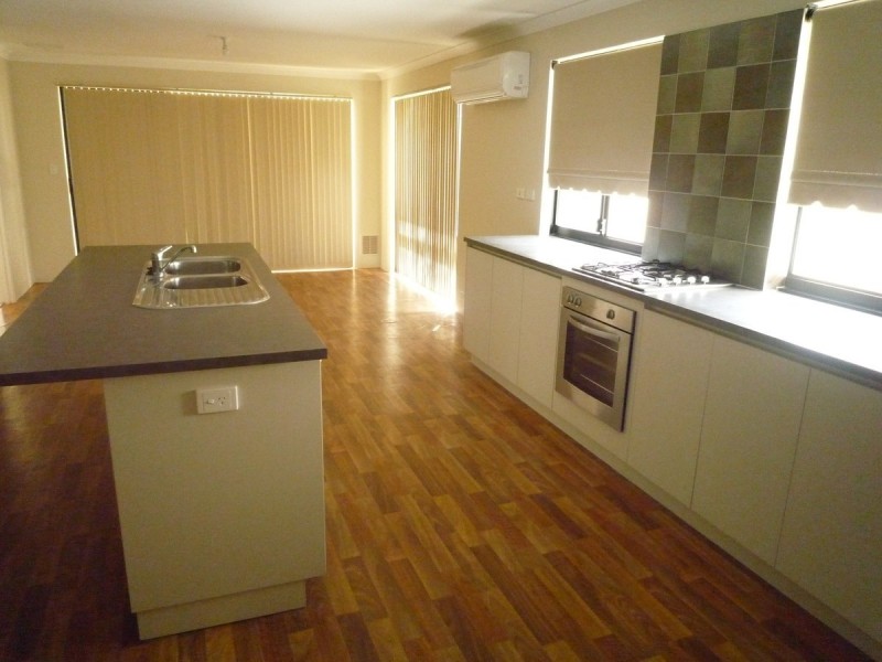 11 Myalla Pass, Lakelands WA 6180