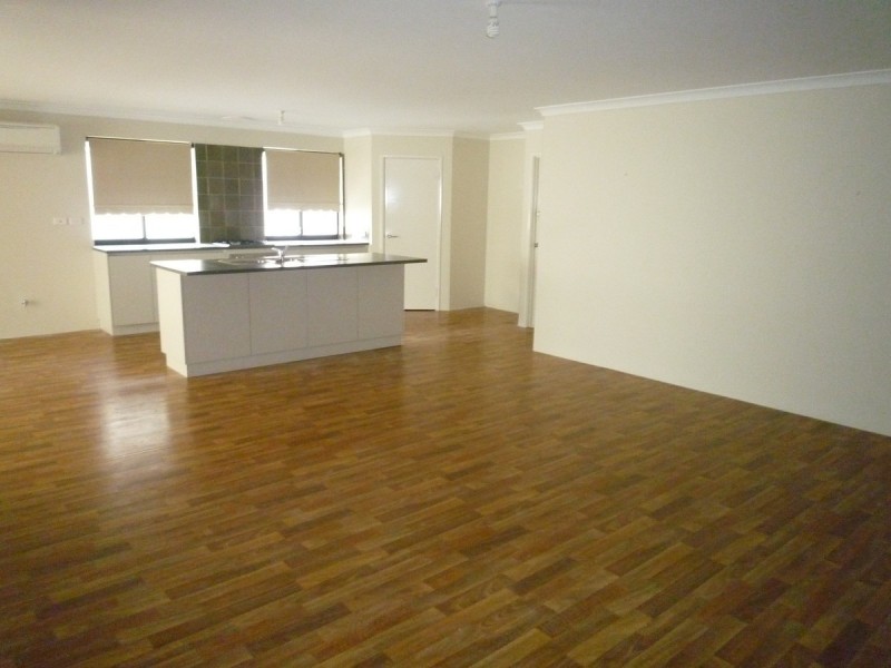 11 Myalla Pass, Lakelands WA 6180