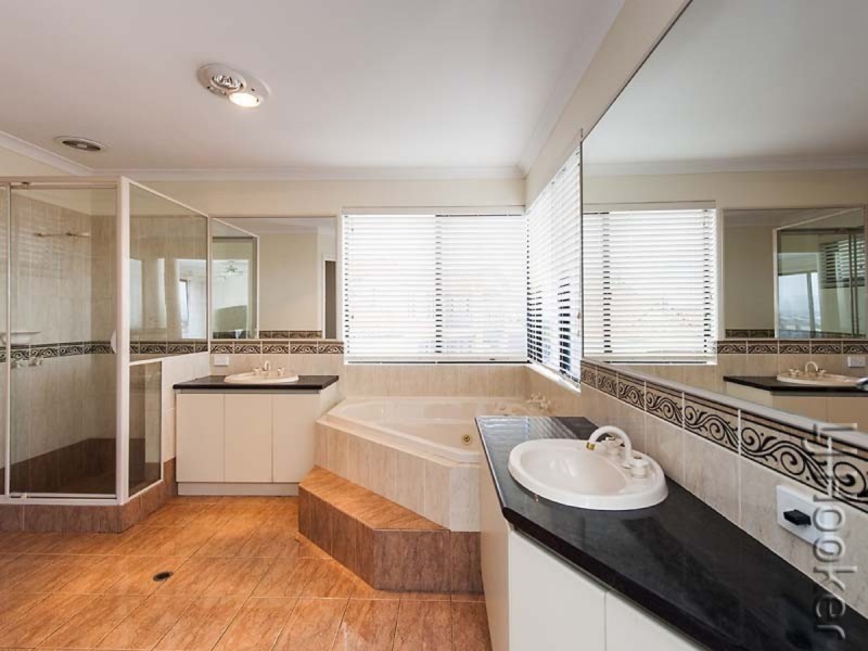 16 Highview Rise, Halls Head WA 6210