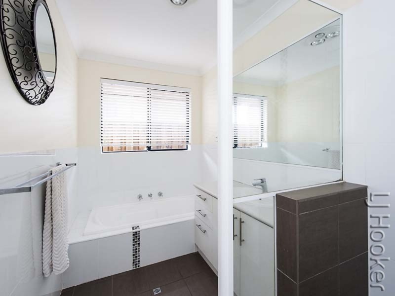 16 Highview Rise, Halls Head WA 6210