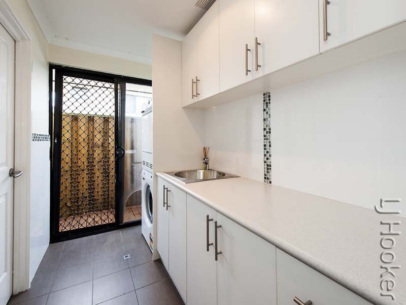 16 Highview Rise, Halls Head WA 6210