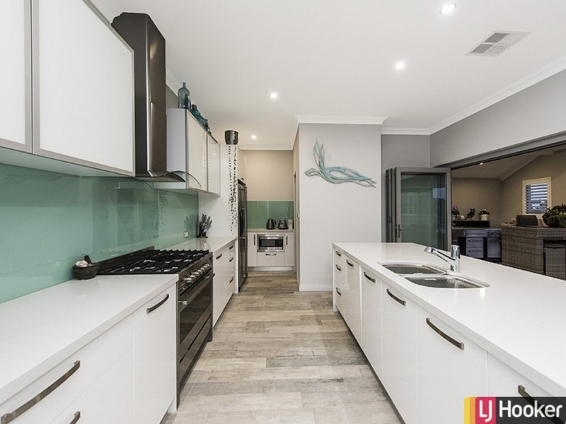 5 Syrenka Turn, Halls Head WA 6210