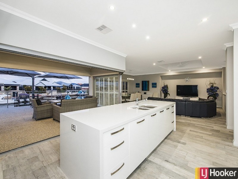 5 Syrenka Turn, Halls Head WA 6210