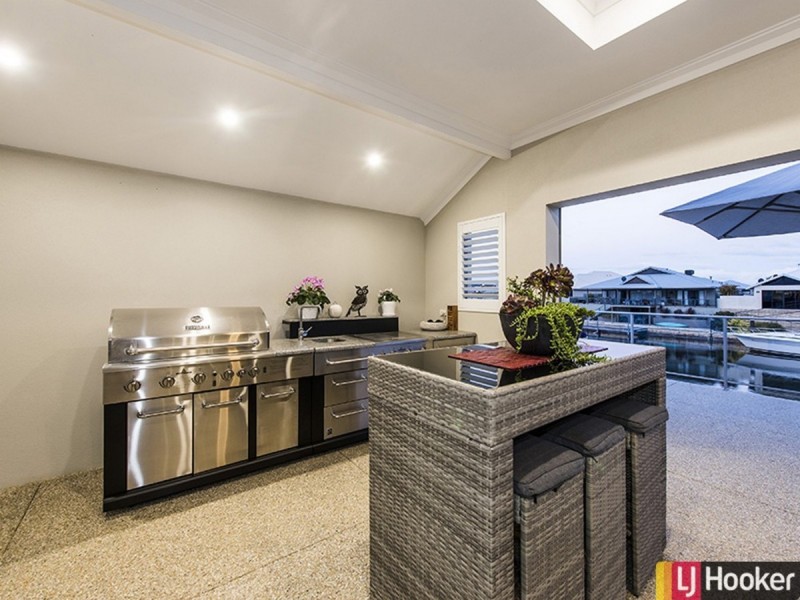 5 Syrenka Turn, Halls Head WA 6210