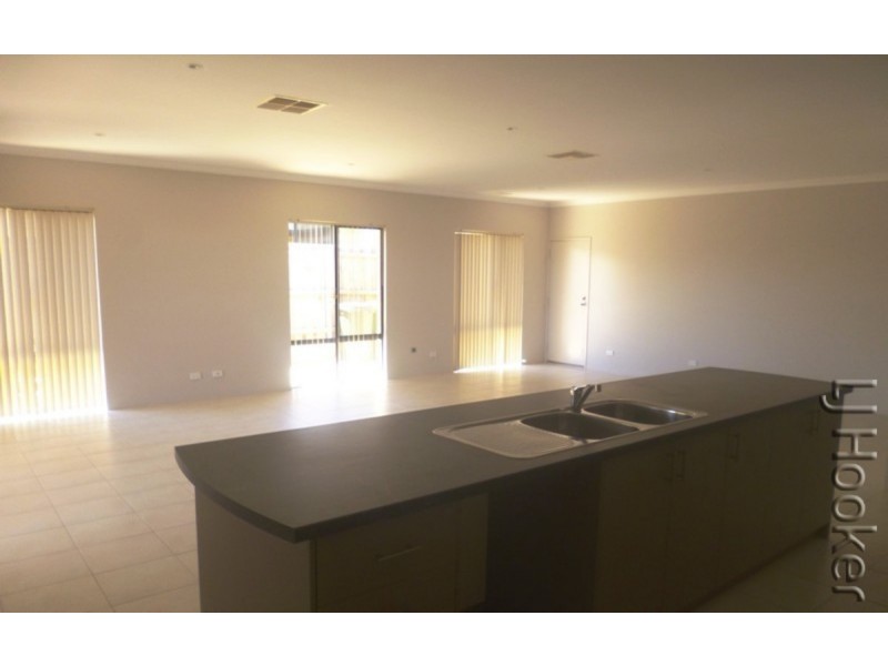 28 Marsdenia Road, Halls Head WA 6210