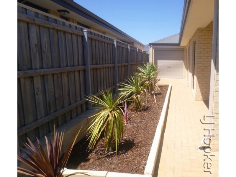 28 Marsdenia Road, Halls Head WA 6210