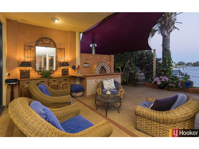 8 Rialto Place, Halls Head WA 6210