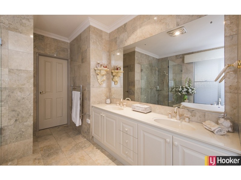 8 Rialto Place, Halls Head WA 6210