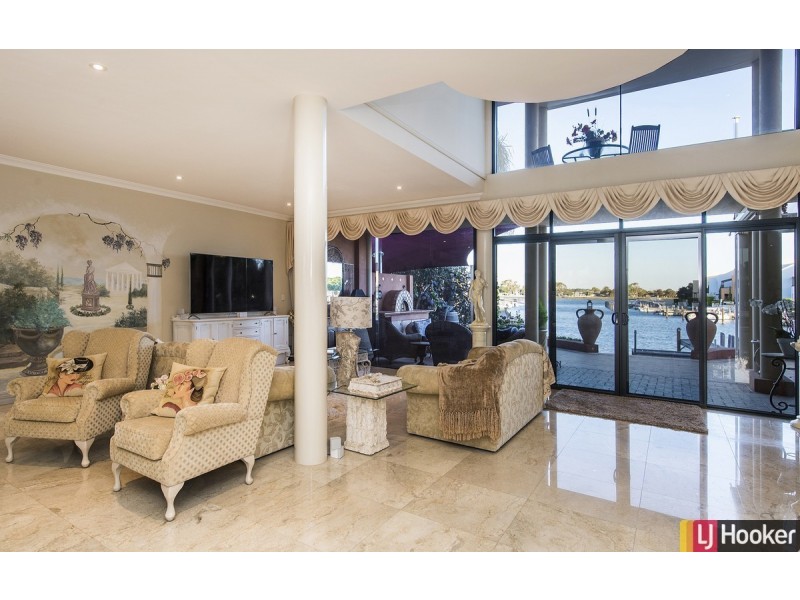 8 Rialto Place, Halls Head WA 6210