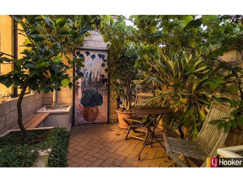 8 Rialto Place, Halls Head WA 6210