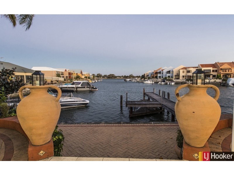 8 Rialto Place, Halls Head WA 6210