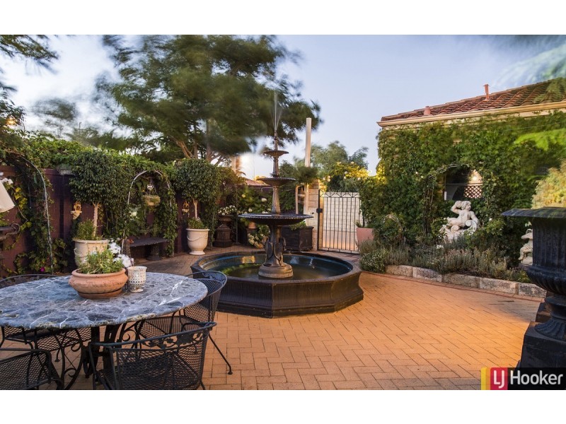 8 Rialto Place, Halls Head WA 6210