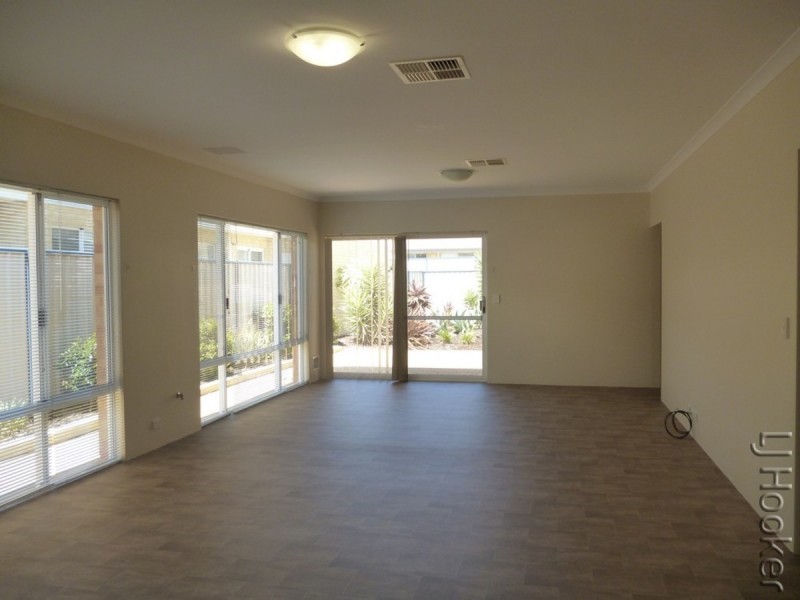 18 Still Meadow Turn, Meadow Springs WA 6210