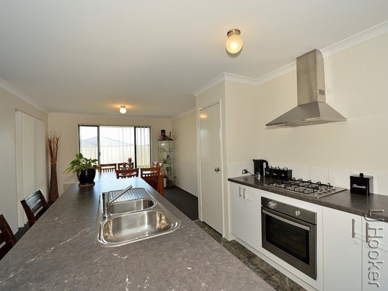 15 Lismore Ridge, Lakelands WA 6180