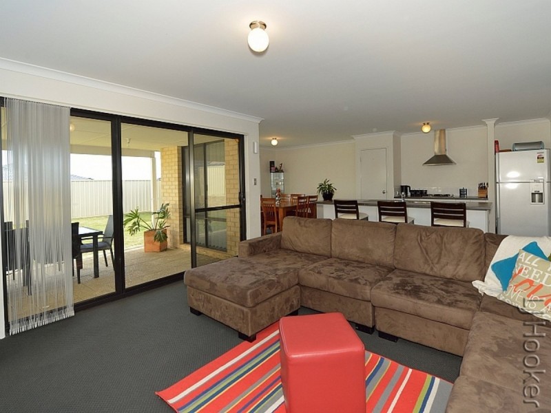 15 Lismore Ridge, Lakelands WA 6180