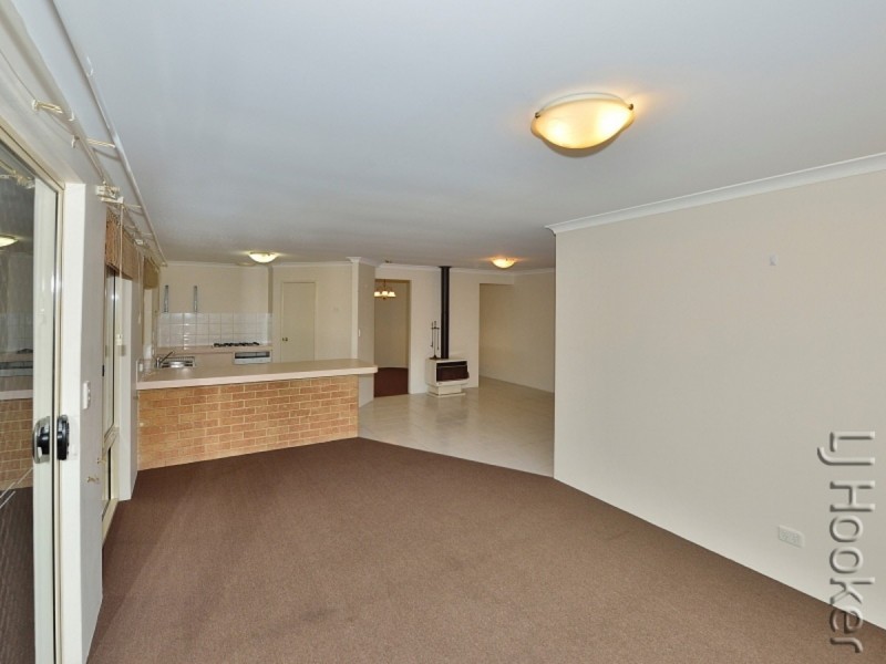 10 Floribunda Avenue, Halls Head WA 6210